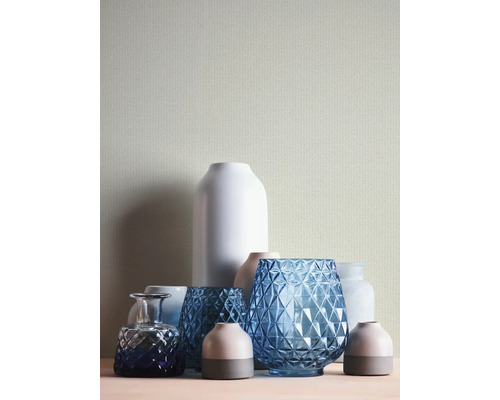 Arrangement de différents vases de formes et de matériaux différents.