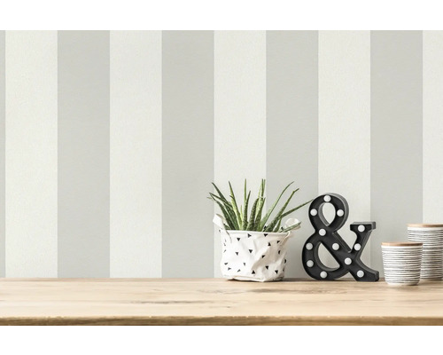 Tapete mit vertikalen Streifen in einem hellen Raum