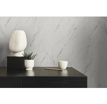Mur décoratif avec motif marbré et table avec décorations