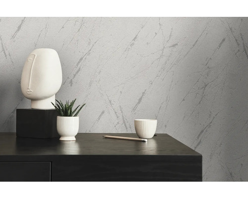 Mur décoratif avec motif marbré et table avec décorations