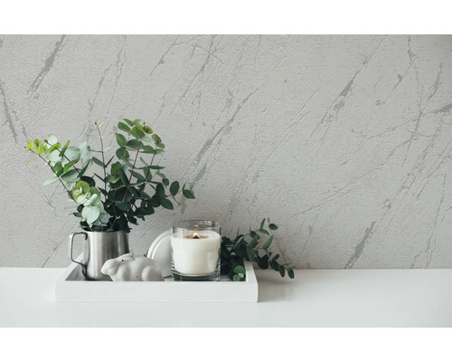 Scène décorative avec plante d''intérieur, bougie et papier peint imitation marbre