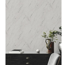 Mur avec papier peint imitation marbre dans une pièce d''habitation