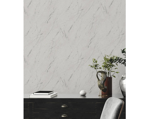 Mur avec papier peint imitation marbre dans une pièce d''habitation