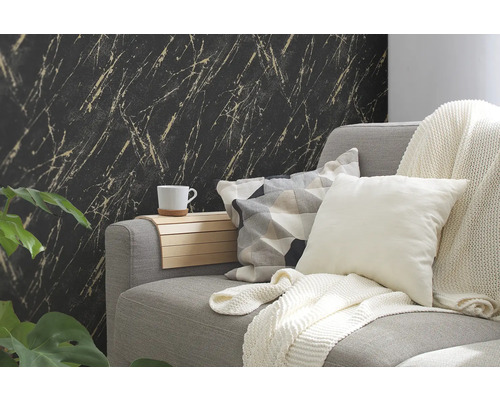 Wohnzimmer mit grauer Couch, Kissen, Decke und Tapete mit Marmormuster