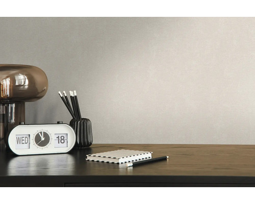 Gros plan d''un espace de travail avec horloge, stylos, carnet et lampe