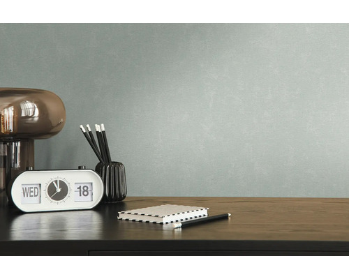 Gros plan d''un bureau avec lampe, calendrier, stylos, carnet et papier peint