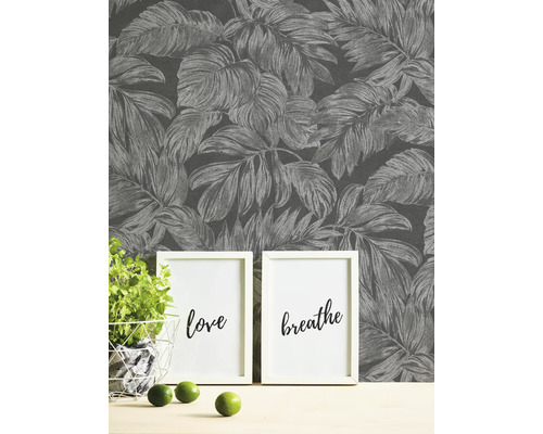 Wandgestaltung mit Blättermuster, Bilderrahmen und Dekoration