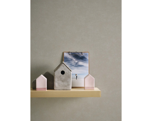 Maisons décoratives en béton et en bois sur une étagère, avec un tableau d''images en arrière-plan
