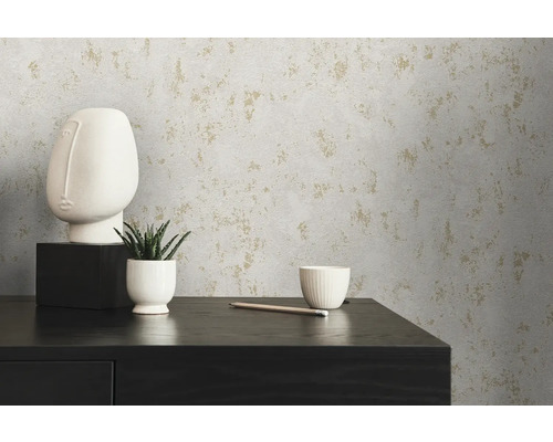 Dekorative Tapete mit dezentem Muster in einem Wohnraum