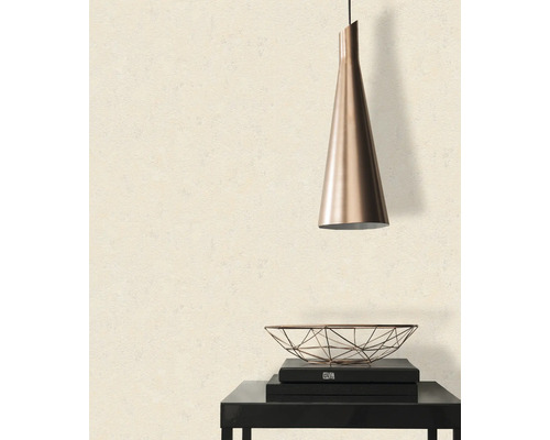 Intérieur avec suspension et décoration sur une table devant un papier peint texturé