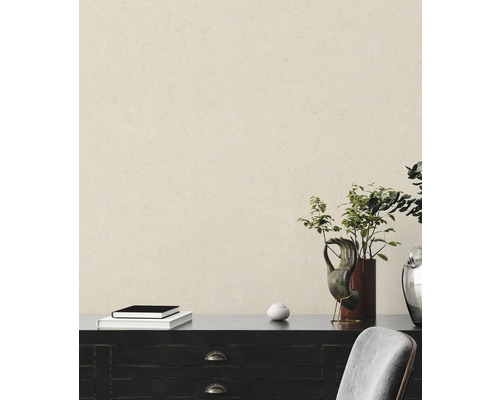 Pièce à vivre avec papier peint intissé beige comme décoration murale