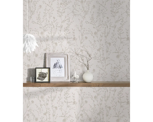Vue d''une pièce avec du papier peint à motifs floraux et une décoration sur une étagère en bois.