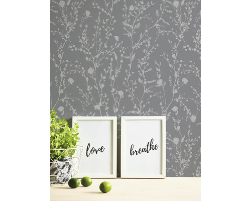 Papier peint gris avec motif floral et éléments décoratifs