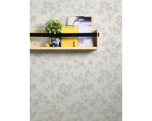 Mur avec papier peint à motifs floraux et étagère avec décoration
