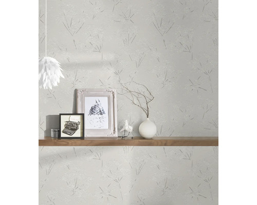 Salon avec papier peint à motifs, étagère en bois et objets décoratifs
