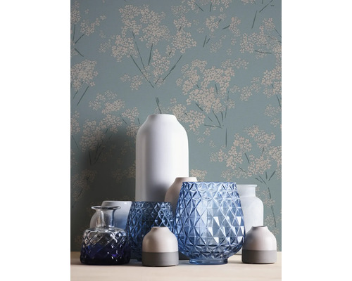 Stillleben mit diversen Vasen und Blumentapete