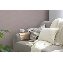 Gemütliche Wohnzene mit Sofa, Kissen, Decke und Beistelltisch