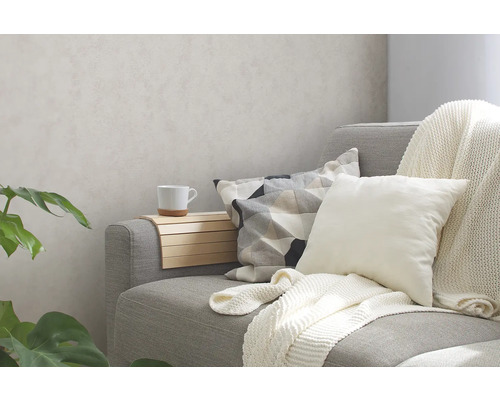 Graues Sofa mit Kissen und Überwurfdecke im Wohnzimmer