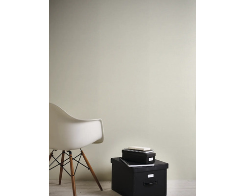 Wandgestaltung mit Stuhl und Aufbewahrungsboxen