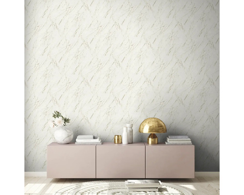 Wohnraum mit Mustertapete und Sideboard