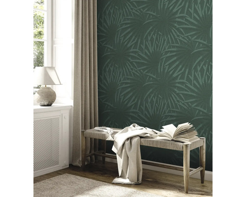 Espace de vie avec papier peint à feuilles vertes, banc et décoration