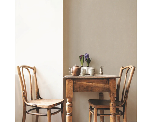Table rustique en bois avec décoration et deux chaises en bois