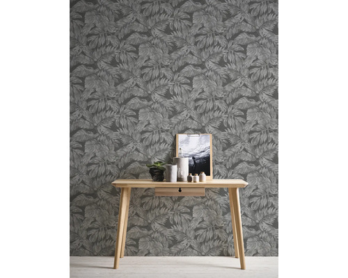 Raumansicht mit Blättertapete, Holztisch und Dekoration