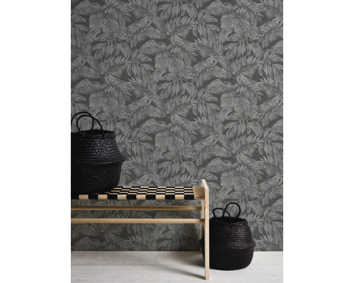 Raumansicht mit gemusterter Tapete, Bank und zwei schwarzen Körben