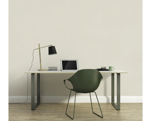 Arbeitszimmer mit Schreibtisch, Lampe, Tablet und Stuhl