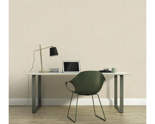 Bureau avec table, chaise et lampe devant un mur à motifs.