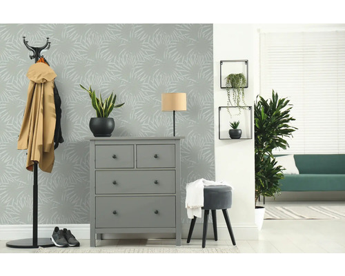 Flur mit Kommode, Kleiderständer und dekorativer Wand