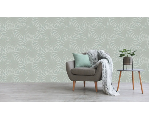 Wohnzimmer mit Sessel, Beistelltisch und gemusterter Tapete