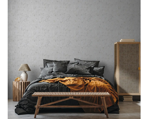 Schlafzimmer mit Bett, Bank und Nachttisch