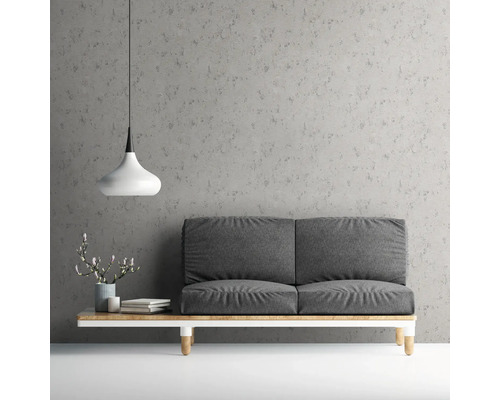 Salon avec canapé gris, table, lampe et décoration