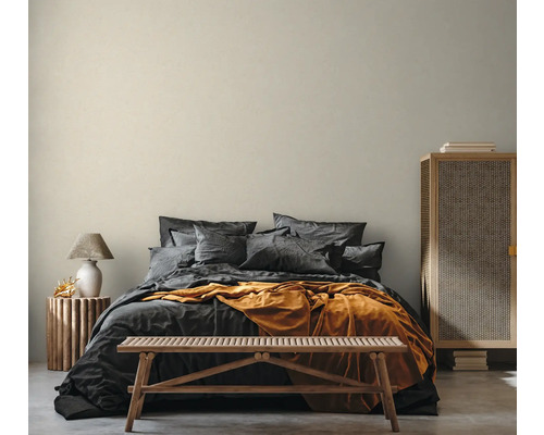 Chambre à coucher avec lit, banc en bois et table d''appoint