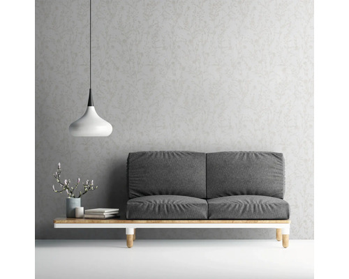 Salon avec canapé gris, lampe et papier peint à motifs