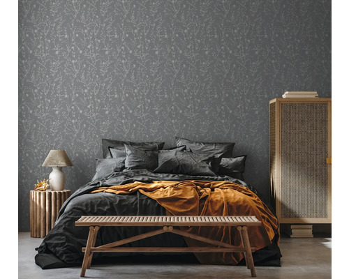 Chambre avec papier peint floral gris, lit, banc et armoire