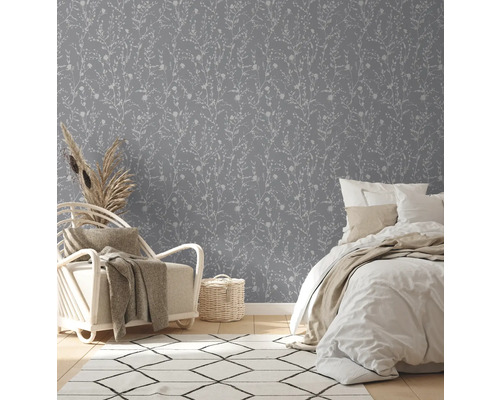 Une chambre avec un papier peint gris à motifs végétaux