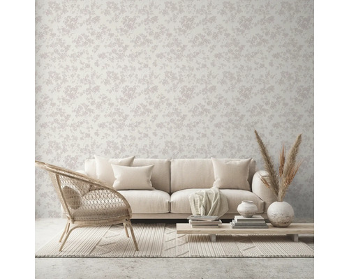 Salon avec canapé, fauteuil et papier peint à motif floral