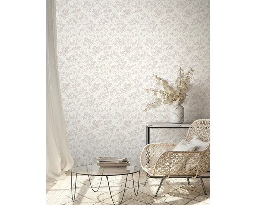Pièce décorative avec papier peint à motifs, fauteuil, table et tapis