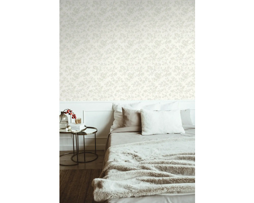 Chambre à coucher avec papier peint à motifs, lit et table de chevet