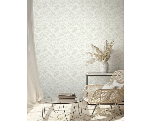 Salon avec papier peint à motifs, fauteuil et table basse