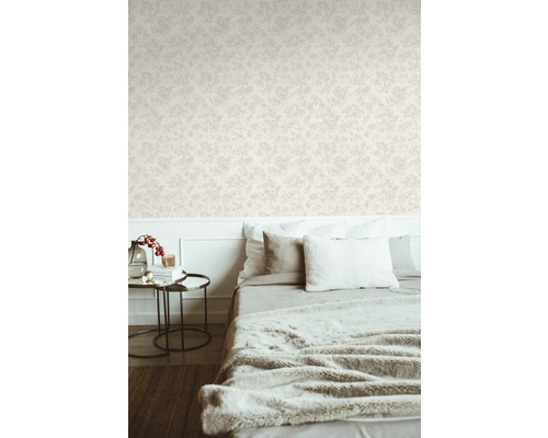 Chambre avec papier peint floral, lit et table d''appoint