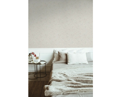 Chambre à coucher avec papier peint à motifs, lit, coussins et table de chevet