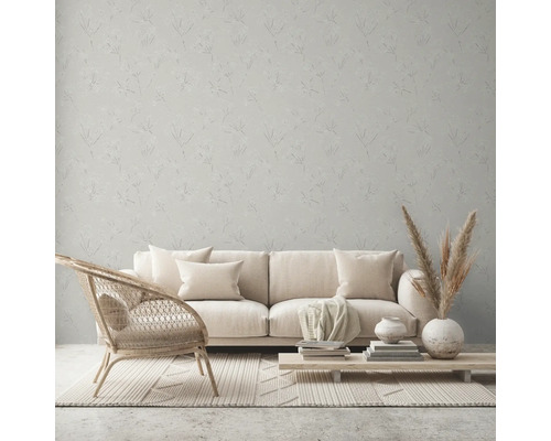 Salon avec papier peint à motifs, canapé, fauteuil et table