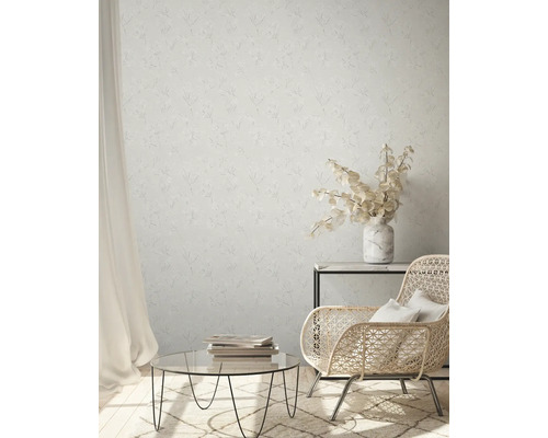 Salon avec papier peint à motifs, fauteuil et table
