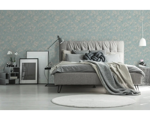 Schlafzimmer mit Bett und floraler Tapete