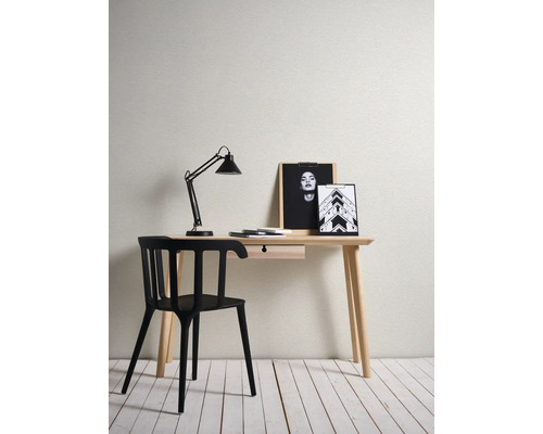 Bureau avec tiroir, lampe, cadres et une chaise noire
