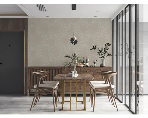 Esszimmer mit Esstisch, Stühlen, Sideboard und gemusterter Tapete