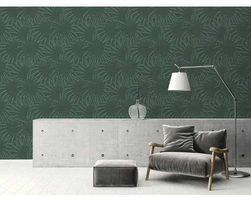 Salon avec papier peint à motifs, fauteuil et lampadaire